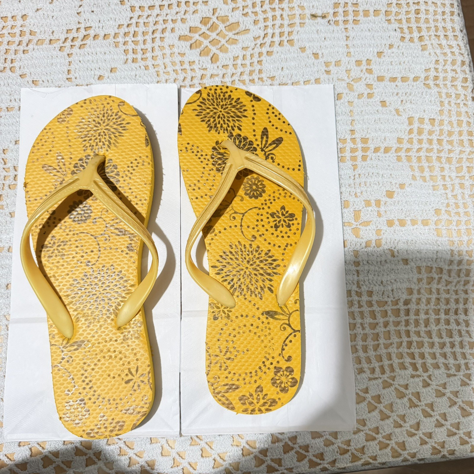 Women’s Yellow w/ Golden Floral Design Flip Flops Size M/M (7-8) (NEW)