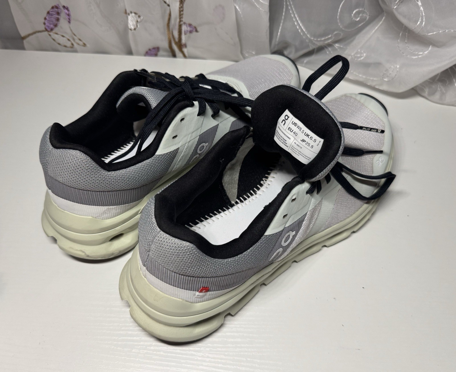 Women’s On Cloud Cloudrunner Running Shoes 2024 Size W8.5 White/Lime Green