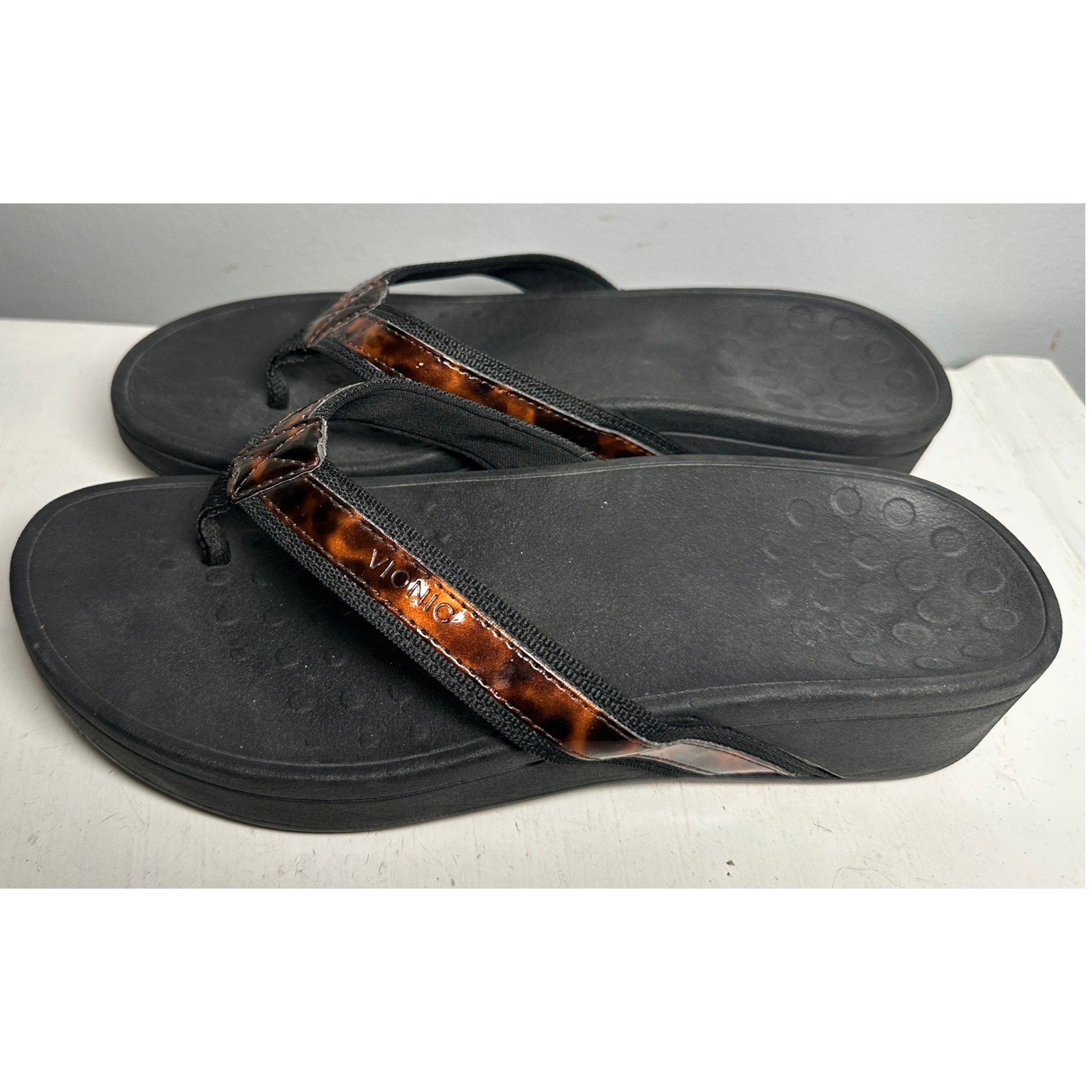 Vionic High Tide Tortoise Platform Sandals Womens 8 Black Wedge Flip Flops