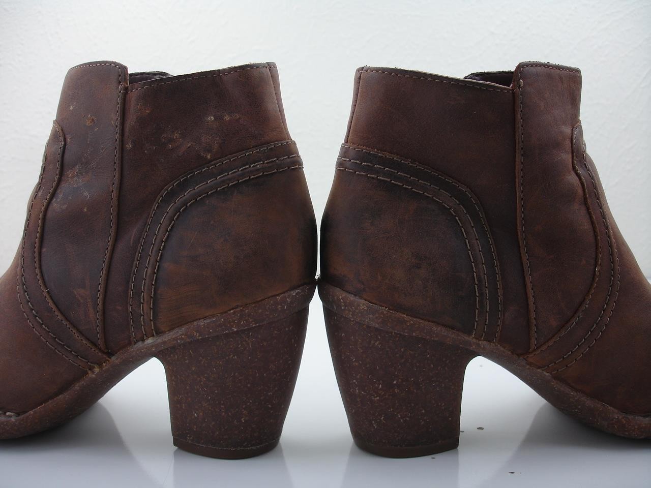 Women’s 7 M Clarks Artisan Carleta Paris Brown Leather Ankle Boots Side Zip Heel