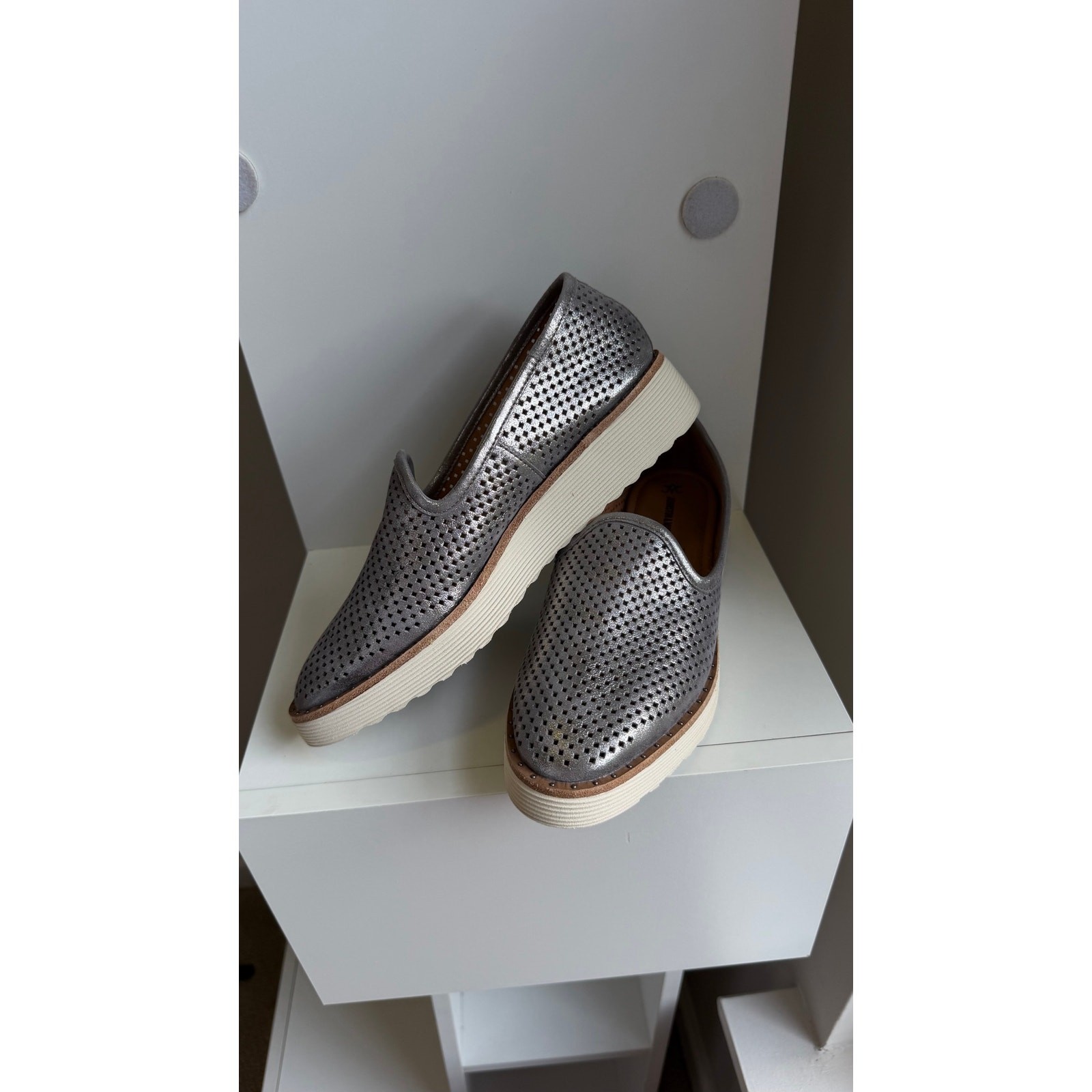 Johnston & Murphy Mitzi Perfed Venetian Metallic Loafers Silver Sz 6.5 NWOB $158
