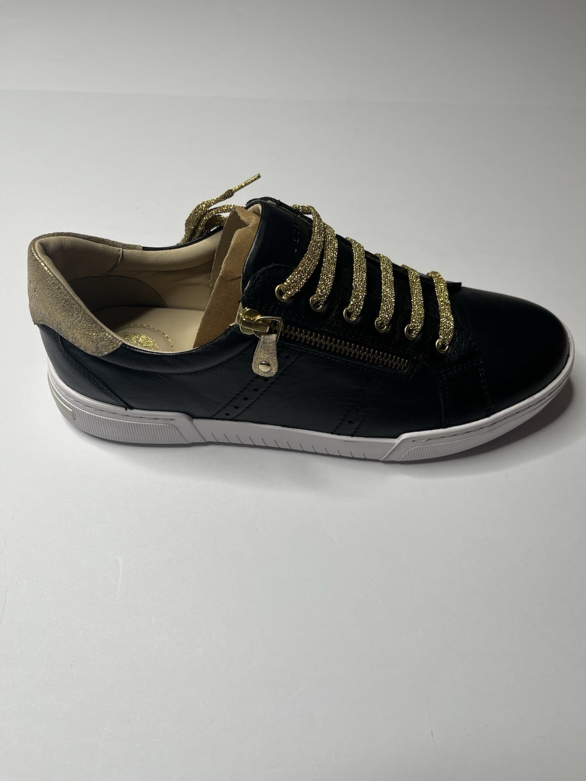 Jatarea Tara Women’s Shoes Size 8.5 Black Gold Lace-Up Sneakers New