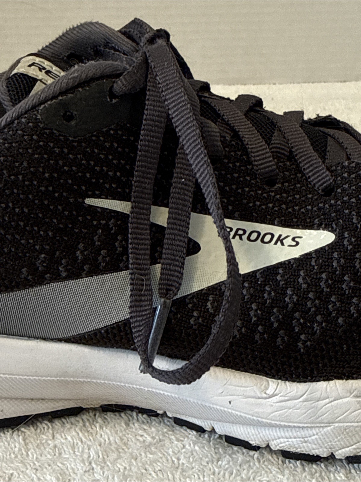 Brooks Womens Revel 4.0 Black/White Sneakers Size 10M 1203371B063
