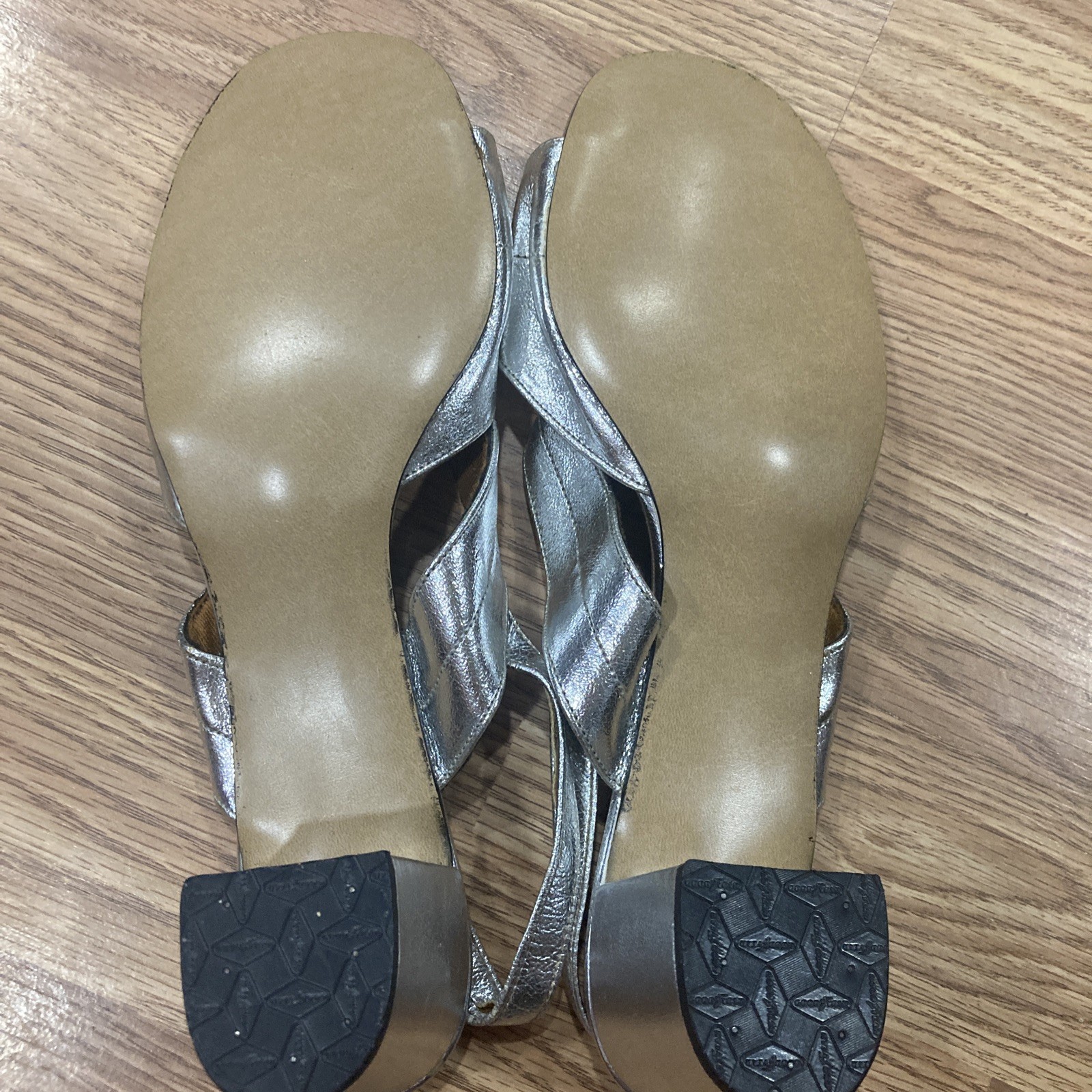 King’s Exquisite Footwear Scranton Faux Leather Silver Color Sandals Size 8.5