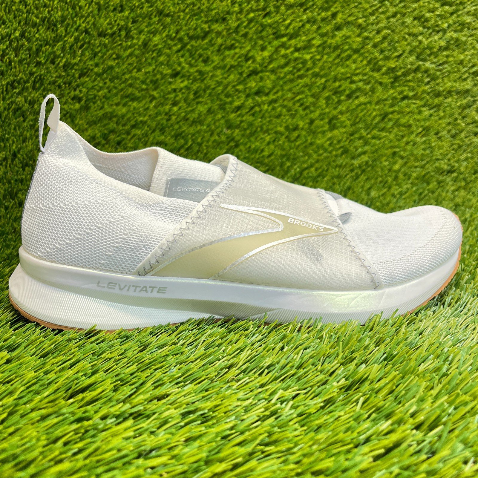 Brooks Levitate 4 LE Womens Size 11 White Silver Athletic Running Shoes Sneakers
