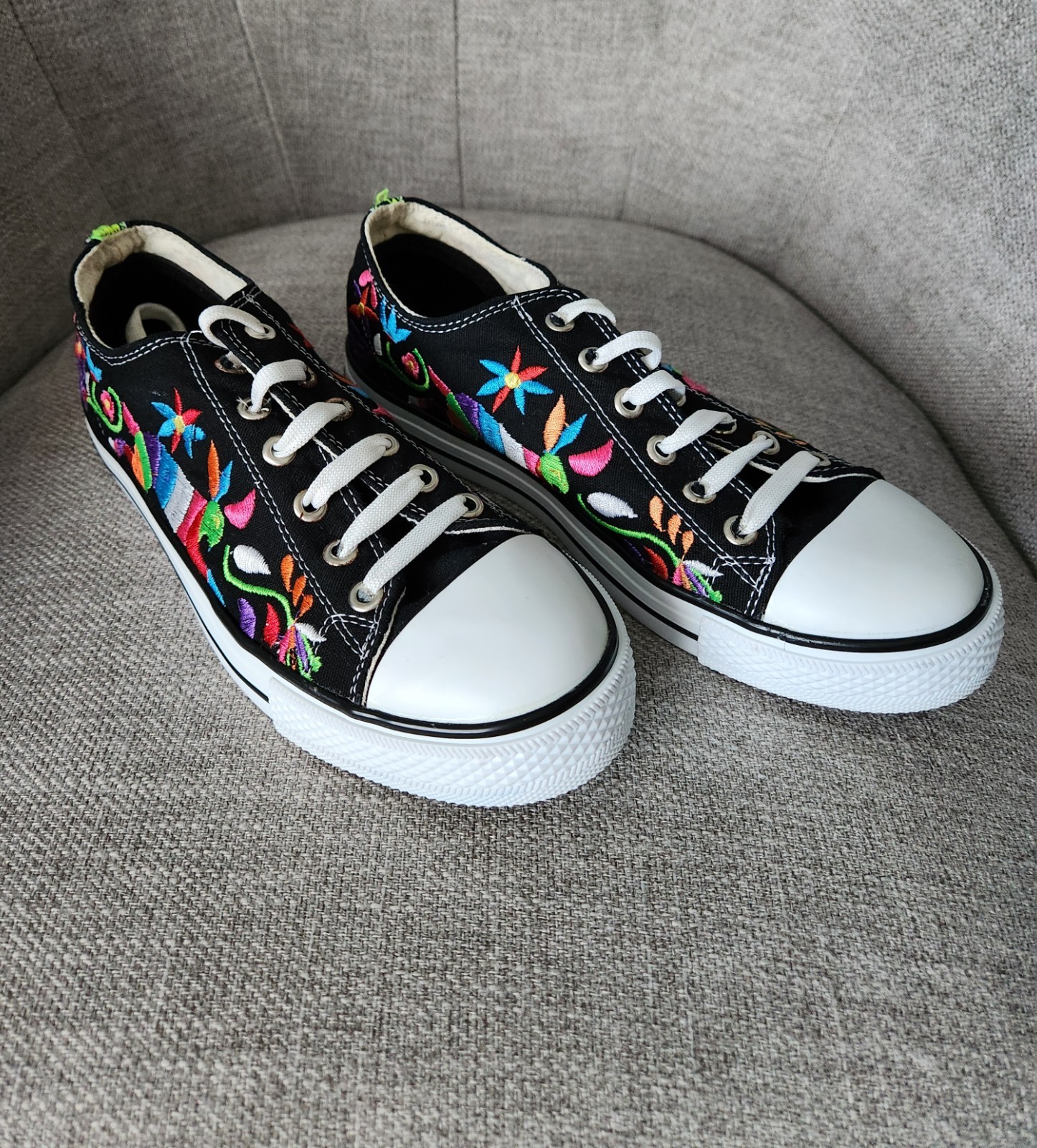 Mexican Artisanal Embroidered Flower Tennis Shoes Size 7 – 7.5