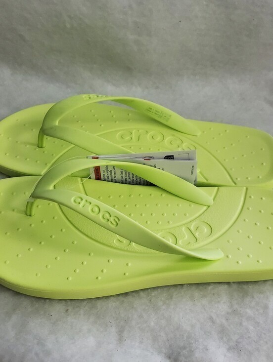 NWT – Crocs Unisex-Adult Flip-Flop – Neon – W10