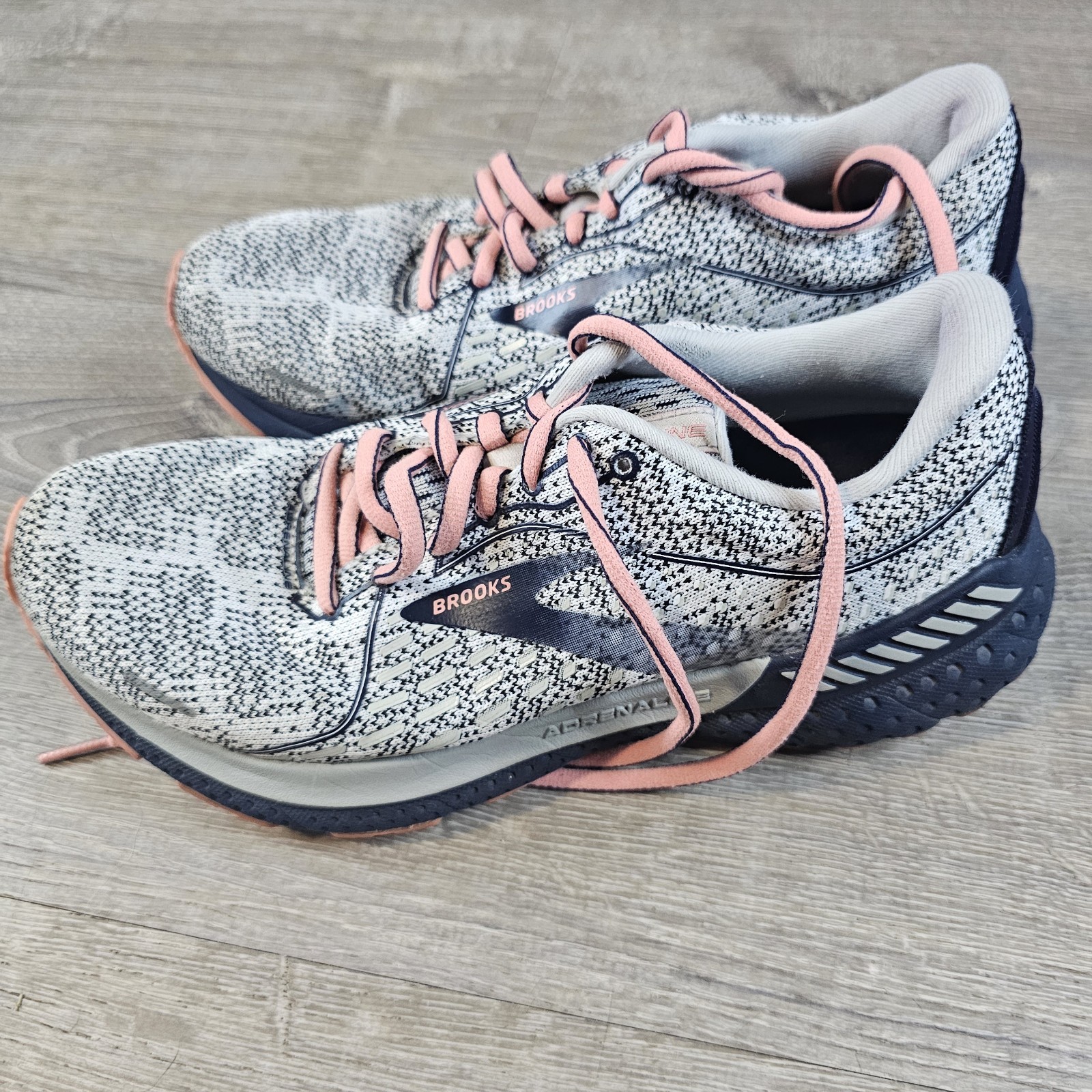Size 7.5 – Women’s Brooks Adrenaline GTS 21 Coral/White Running Shoe See Picture