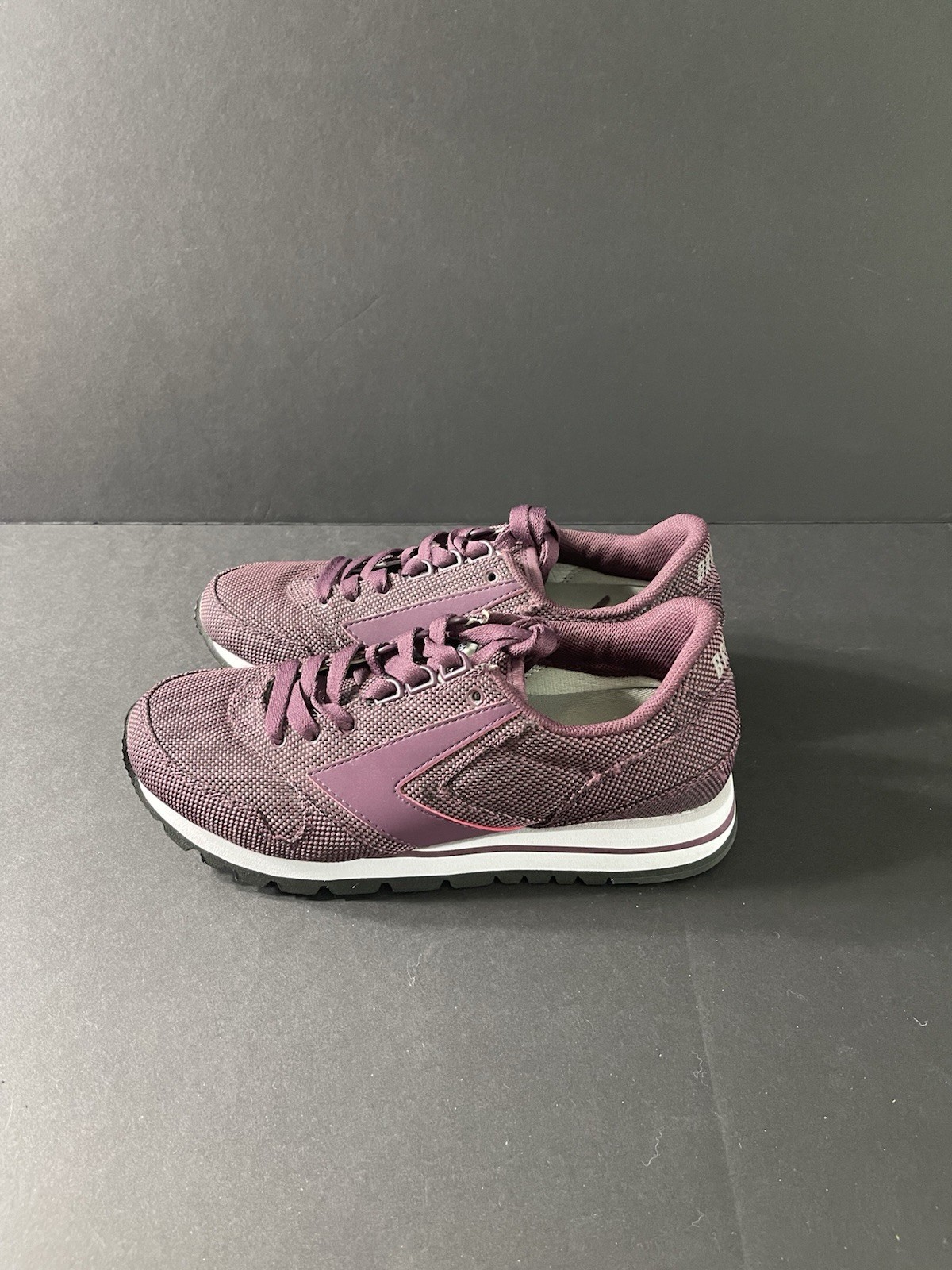 Brooks Women’s Athletic Sneaker Burgundy Size 7 Medium Activewear Casual