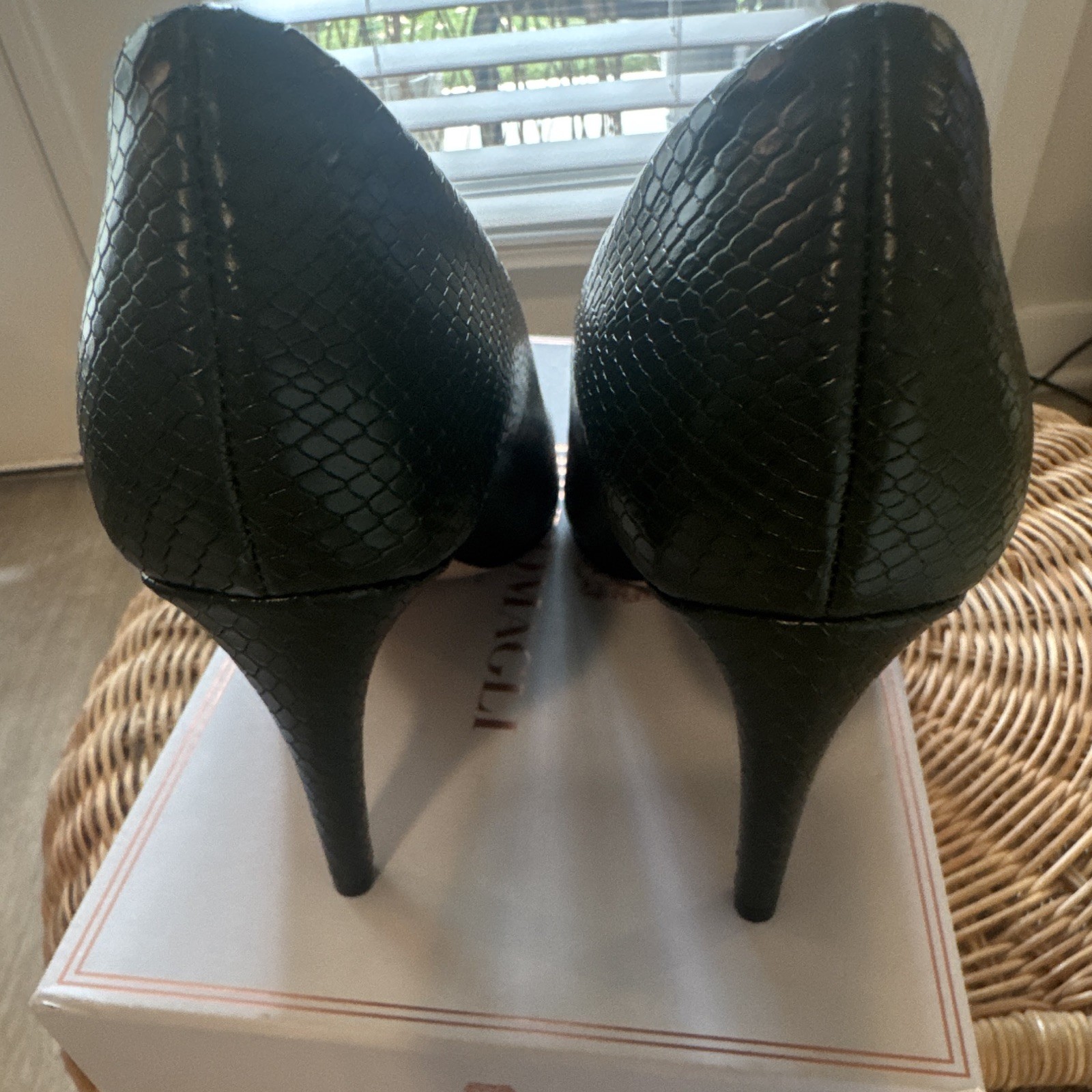 Bruno Magli Women’s Green Embossed Leather Pointed Toe Stiletto Pumps US 9.5