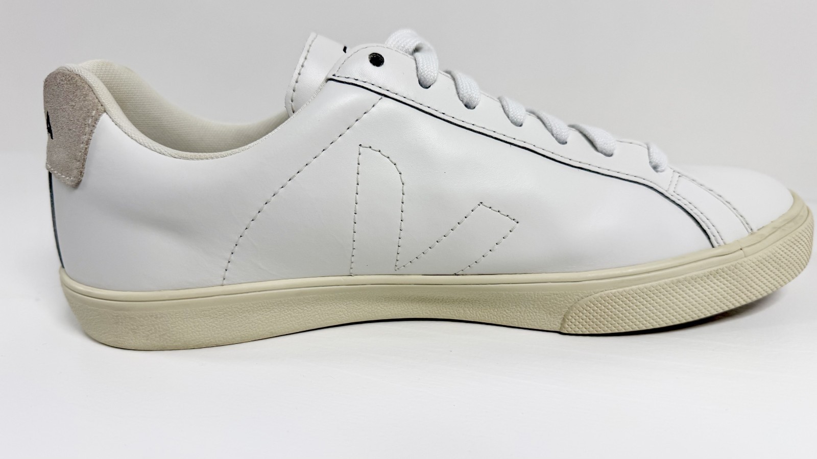 Veja Esplar White Leather Sneakers – Women’s Size 9 – Men’s Size 7 – EU 40
