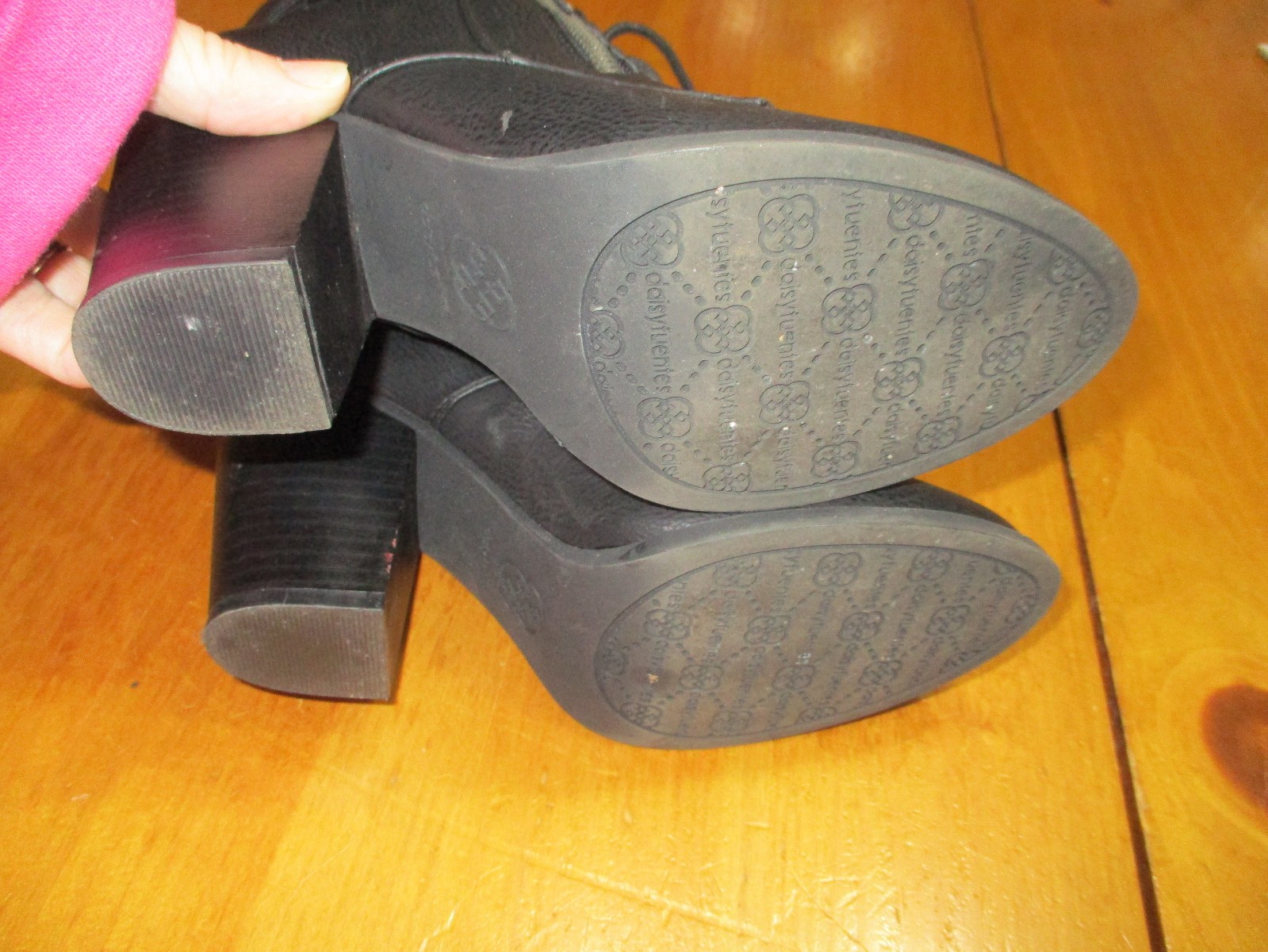 Daisy Fuentes Calida Black PU 3.5in Block Heel Zip Ankle Booties womens size 7M