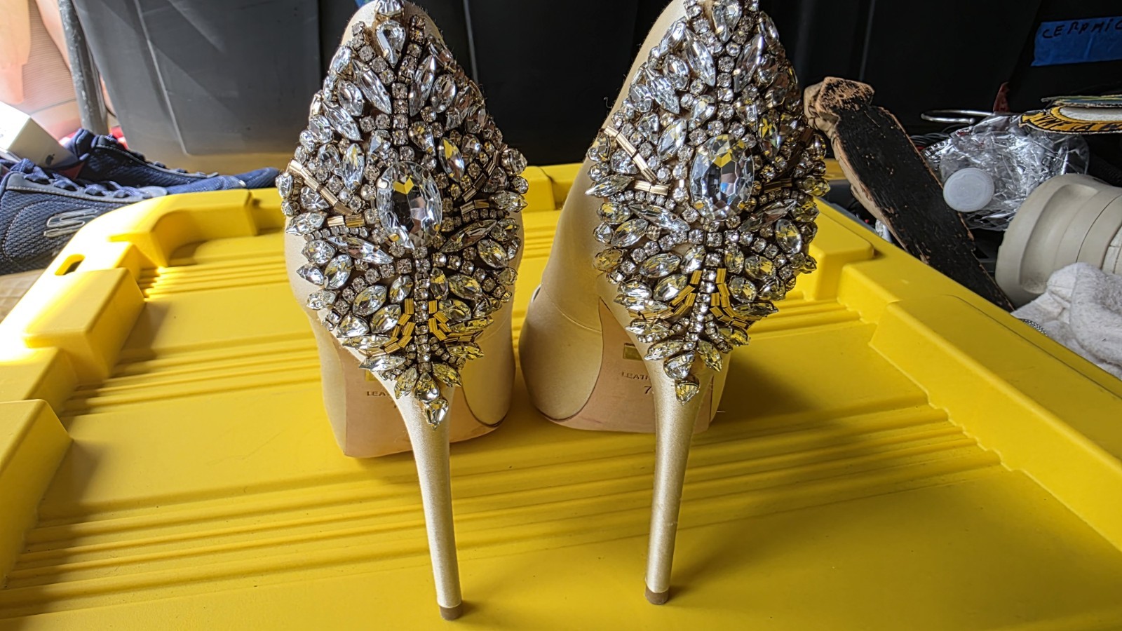 Badgley Mischka Kiara Champagne Satin Crystal Embellished Peep Toe Pumps Size 7M