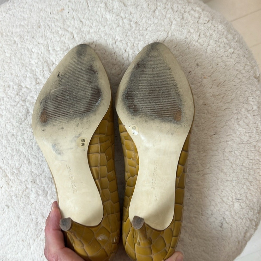 BCBG gold/yellow reptile textured Heels Elegant Design size 6.