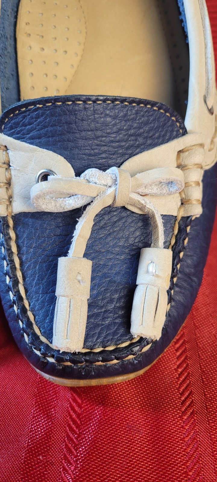 L.L. Bean Women’s Leather Moccasins Boat Shoes Size 11 Cream And Navy Blue