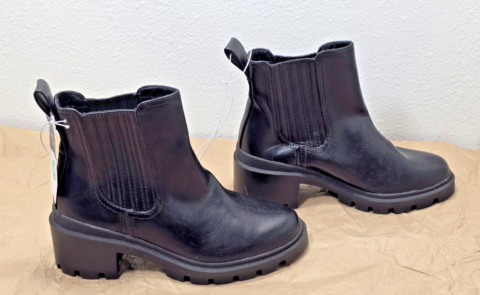 Nwt Universal Thread Naya Chelsea Boots 2.5 Inch Heel MSRP $40 size 9.5 (Bin B)