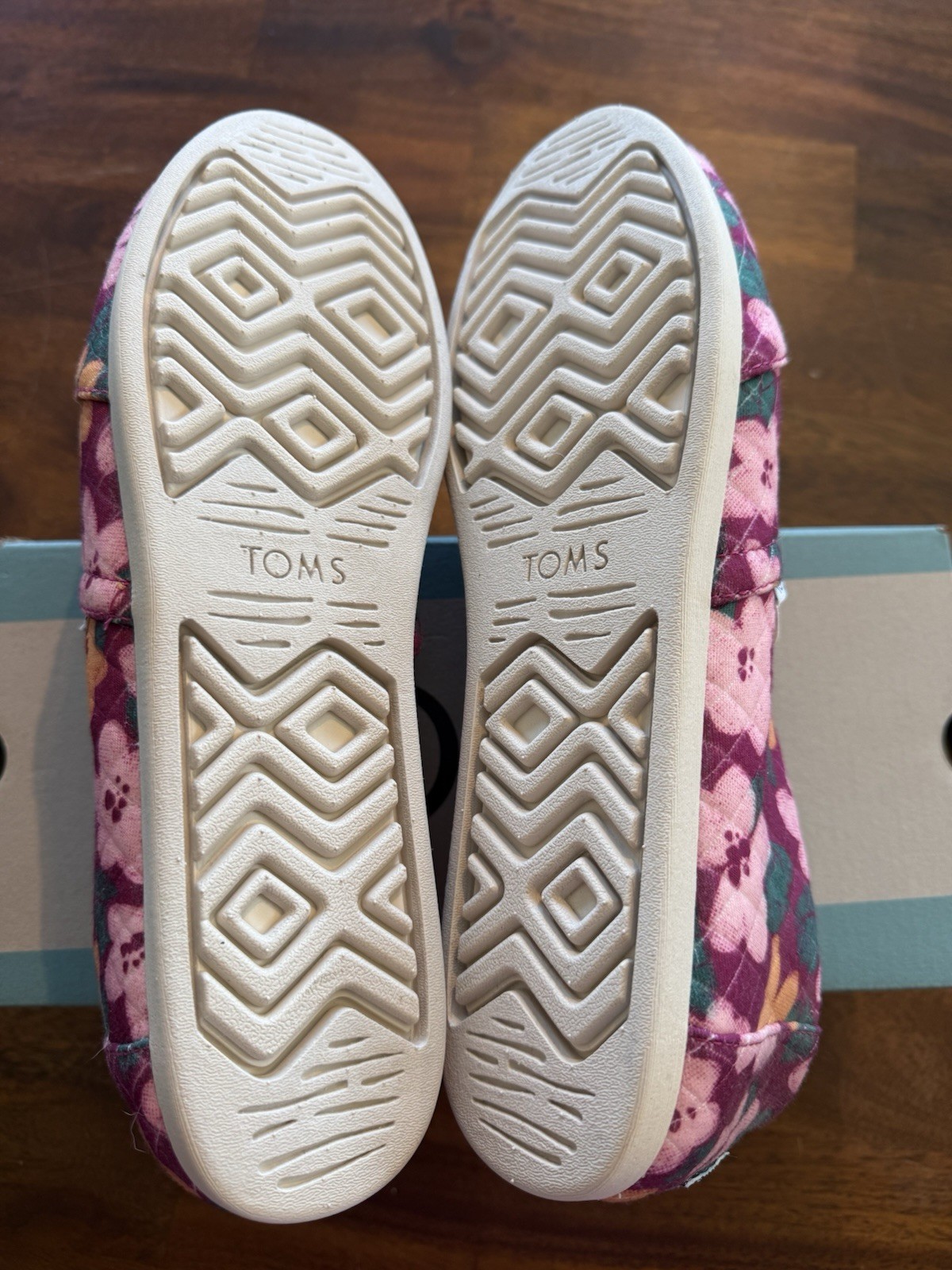 Tom’s women’s Size 12 Quilted Knit Floral Shoes New