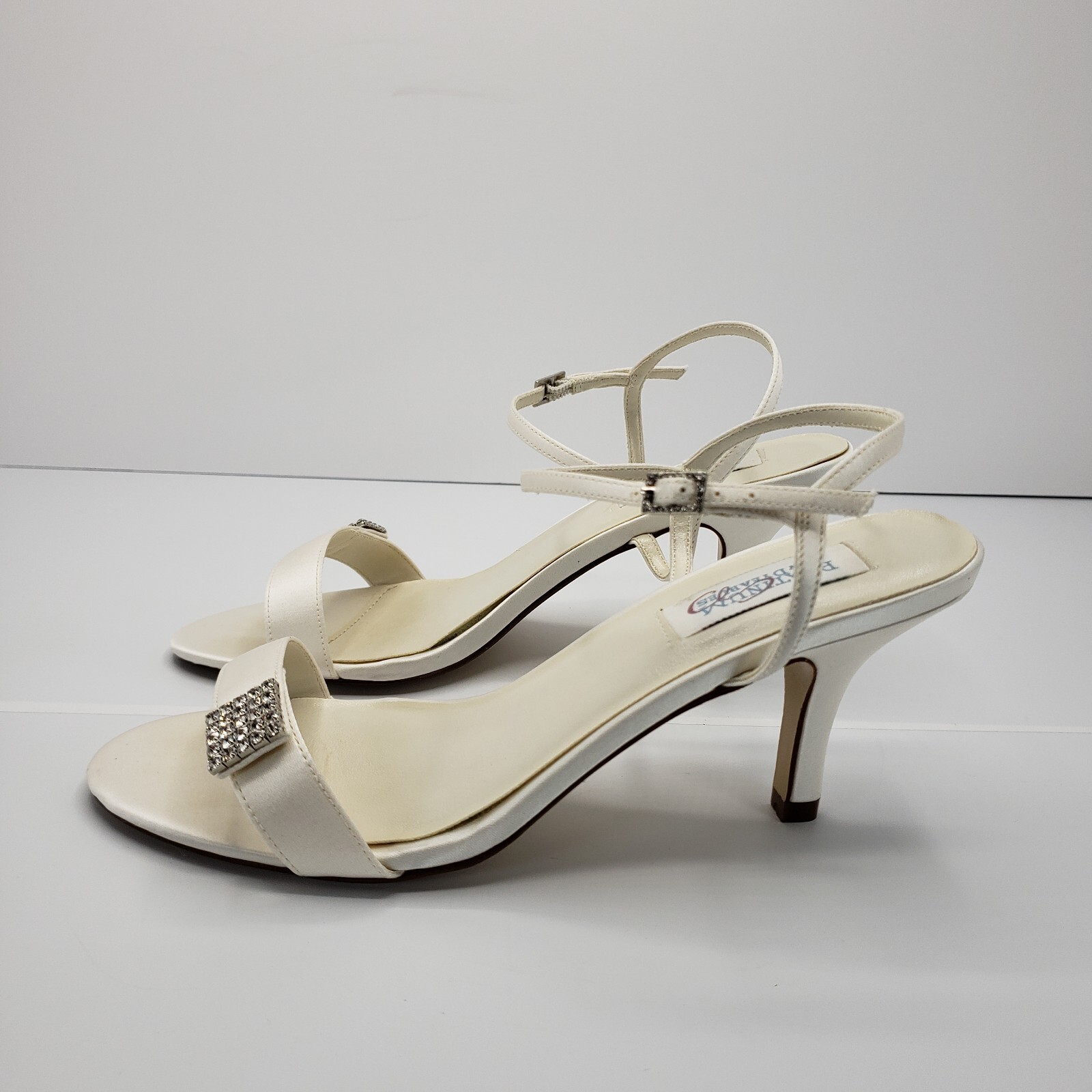 platinum by dyeables dreamy White silk satin Womens Size 8 B Heels Shoes