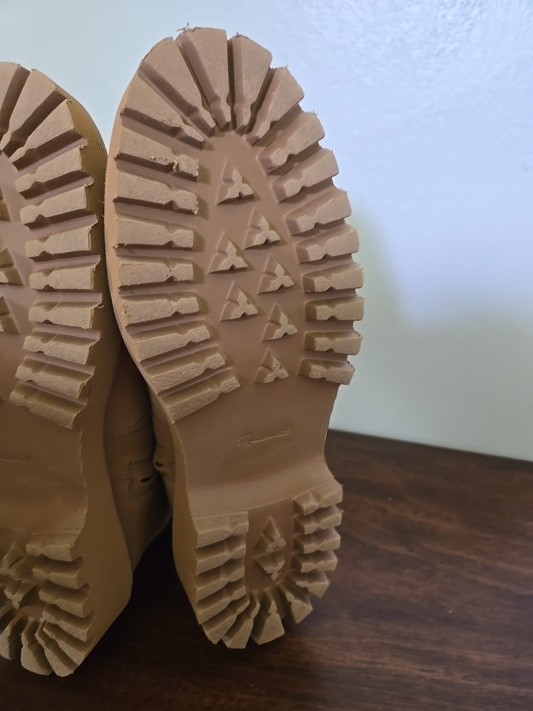 Madewell The Henry Lugsole Boot in Suede Sand 7.5