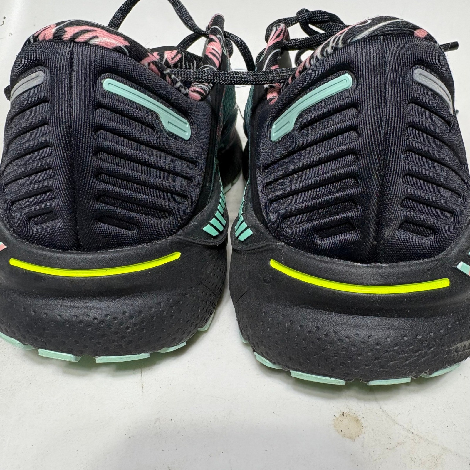 Brooks Adrenaline GTS 22 Running Shoes Womens Teal Pink Graffiti Print Sneakers