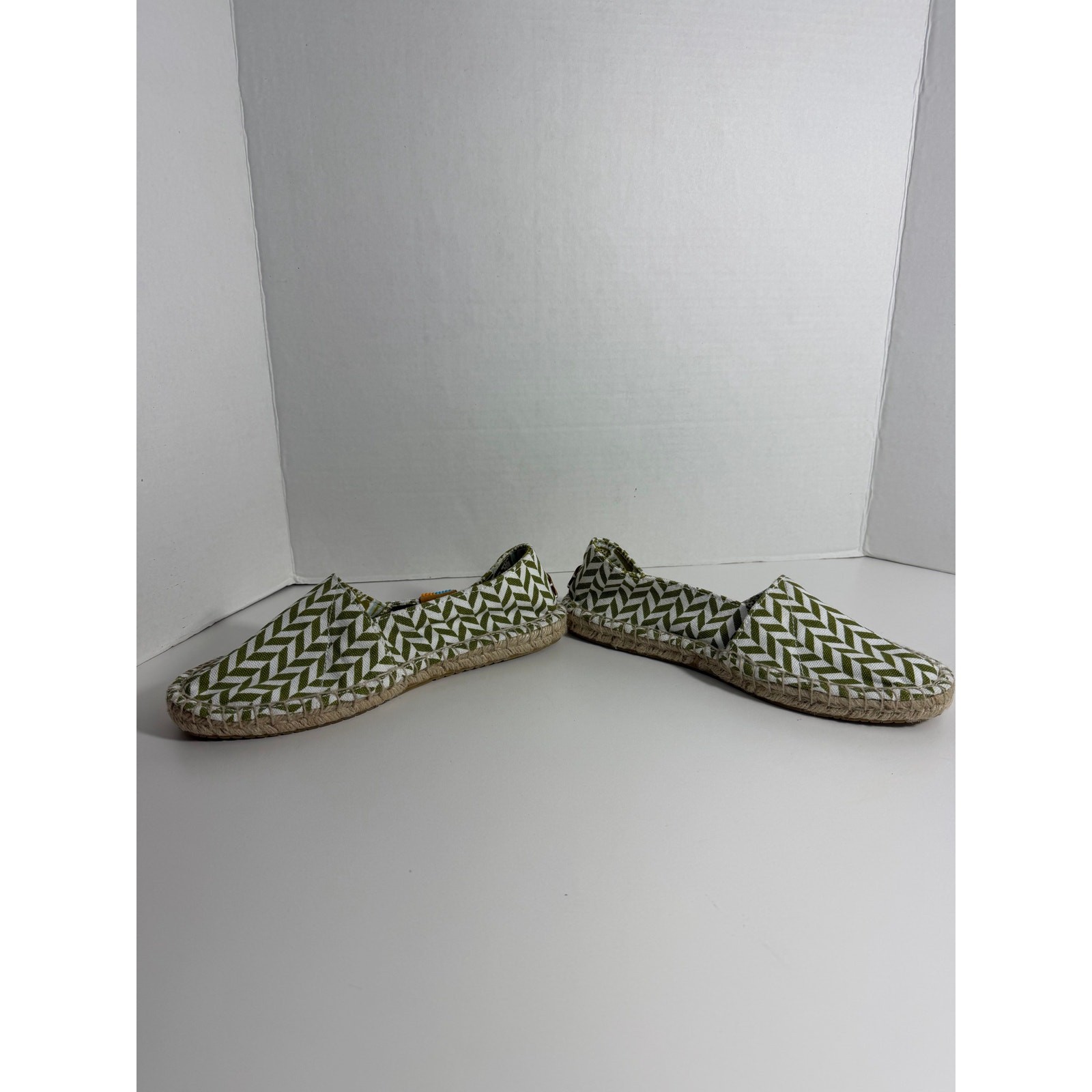 NWOB Ubntu Espadrilles Green Chevron Print Womens Size 7