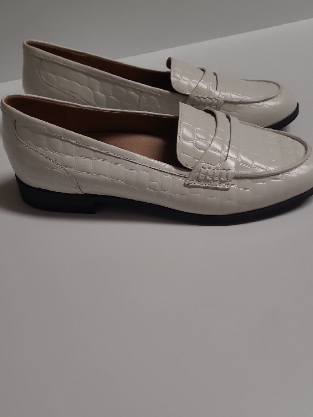 Naturalizer Mia White Leather Penny Loafers with Croc-Embossed Finish – Size 9W