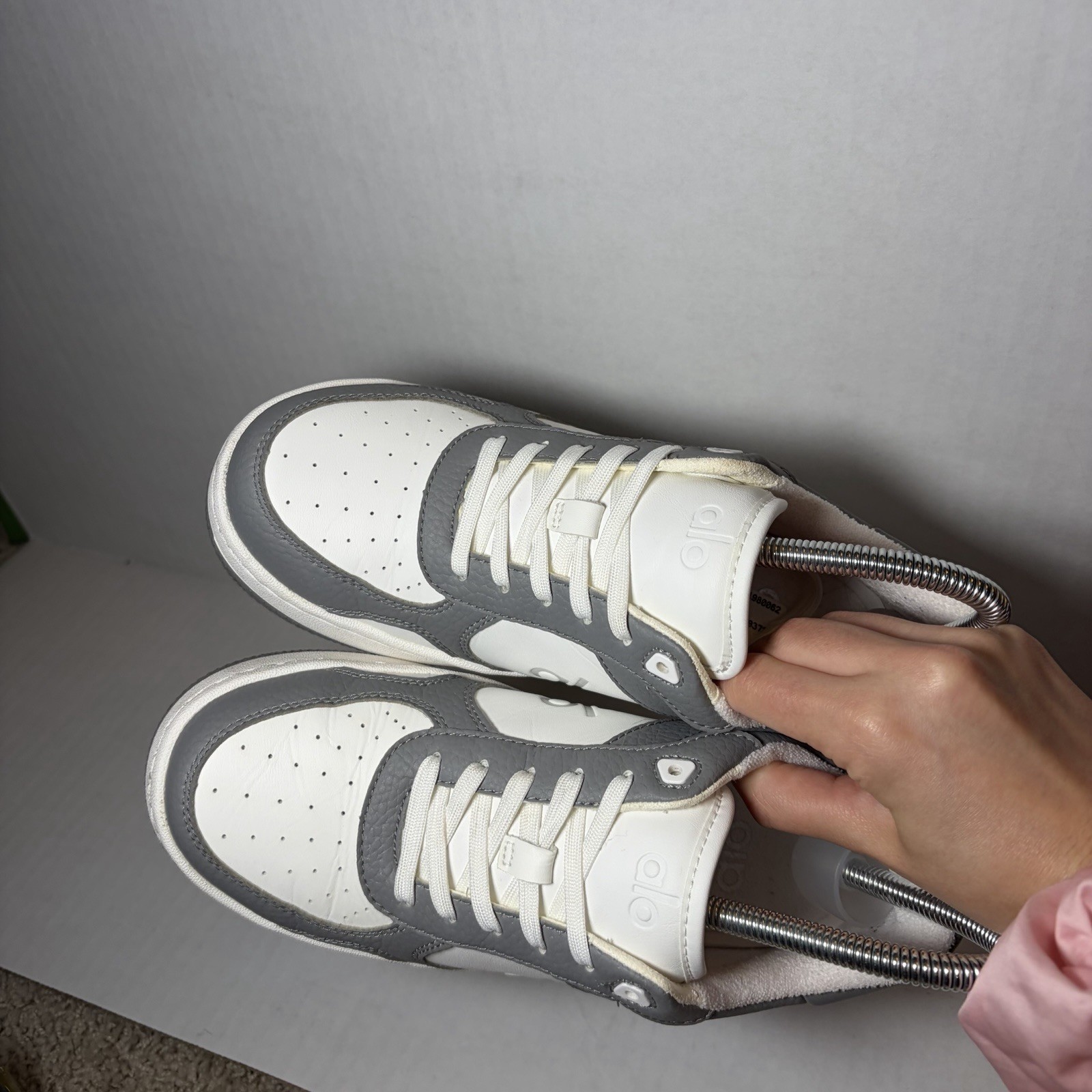 Alo Yoga Recovery Mode Sneaker Grey White Leather Women’s Size 6