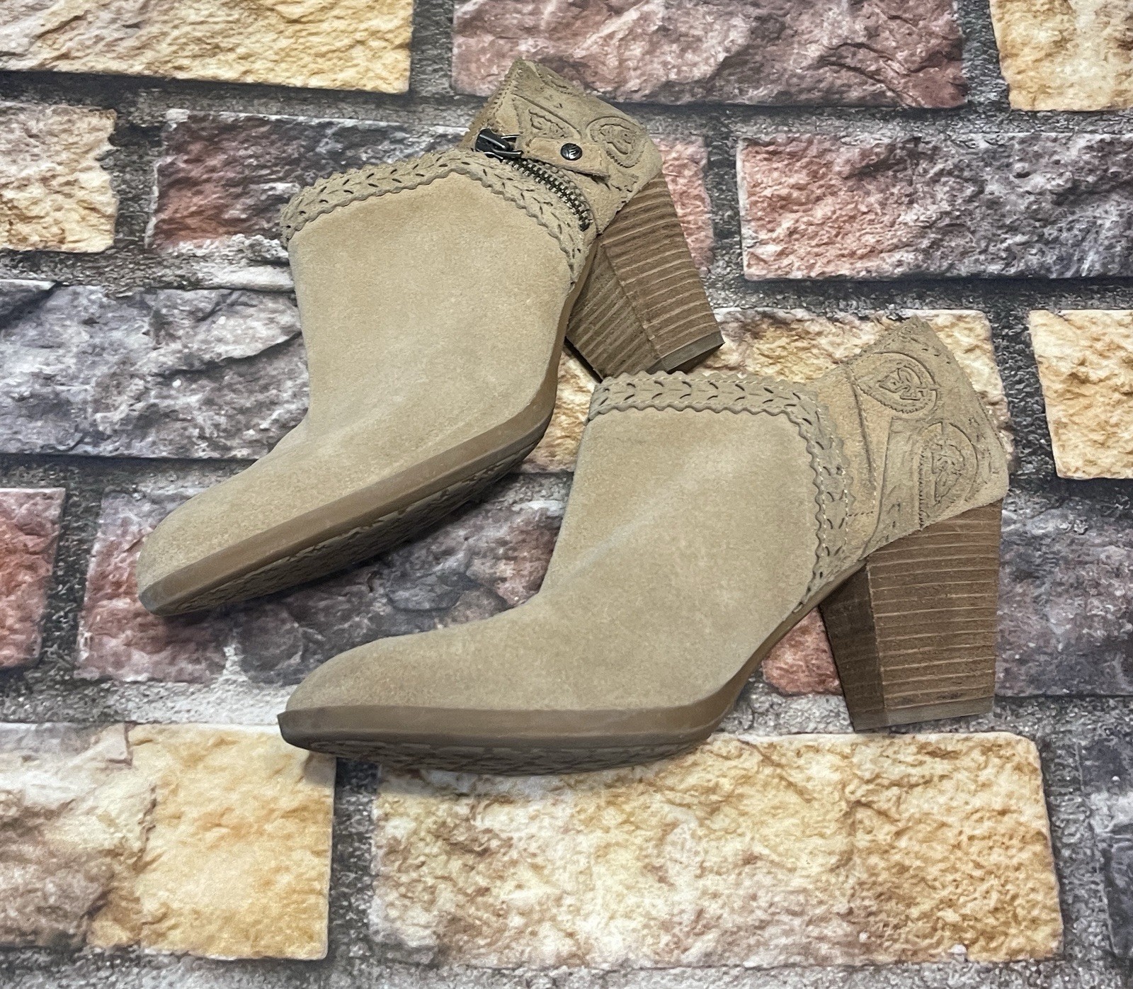 Nurture By Lamaze Suede Ankle Booties Cutout Leaves Scalloped Edging Tan Size 9