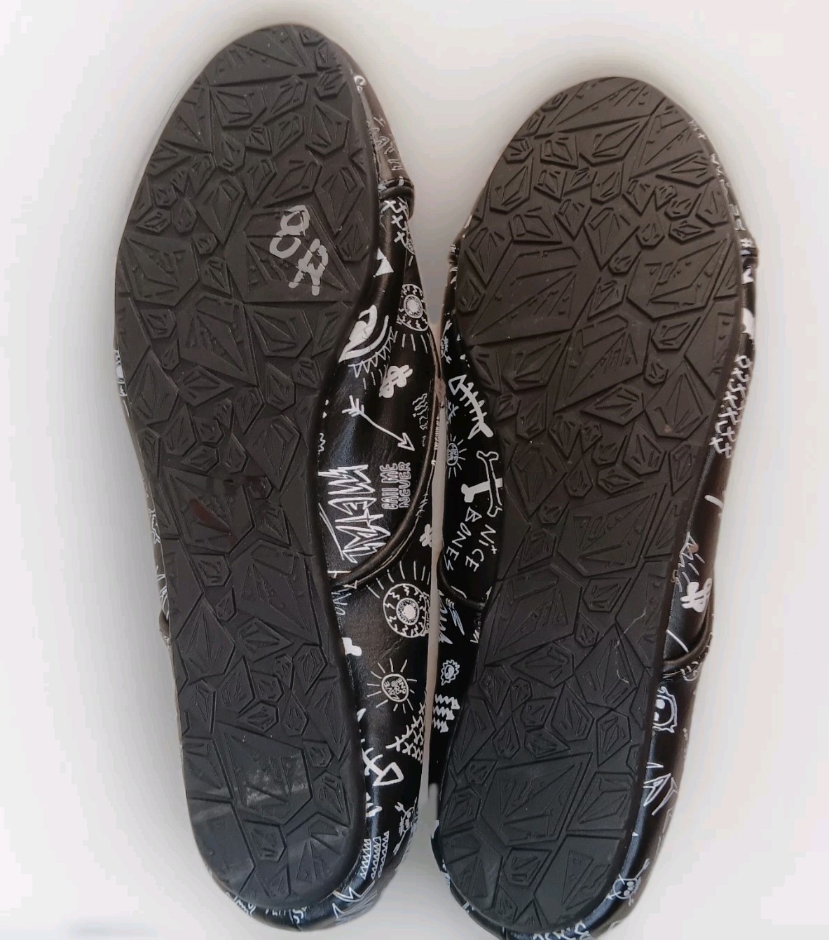NWOT Volcom Graphic Print Low-Top Sneakers Women Sz 8 Skate Graffiti Fun 🖤🤍🖤