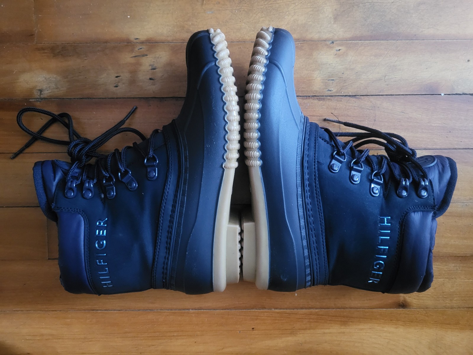 Tommy Hilfiger Boot, size womans 6