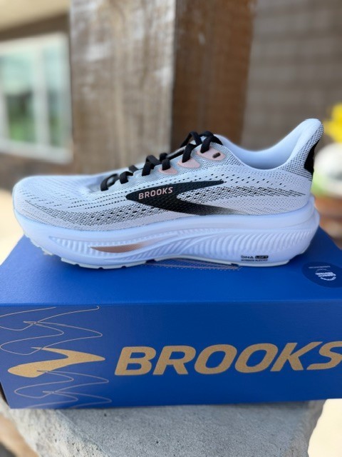 NIB 120431-105 Brooks Ghost 17 Women’s Neutral White/Black/Rose Gold Athletic