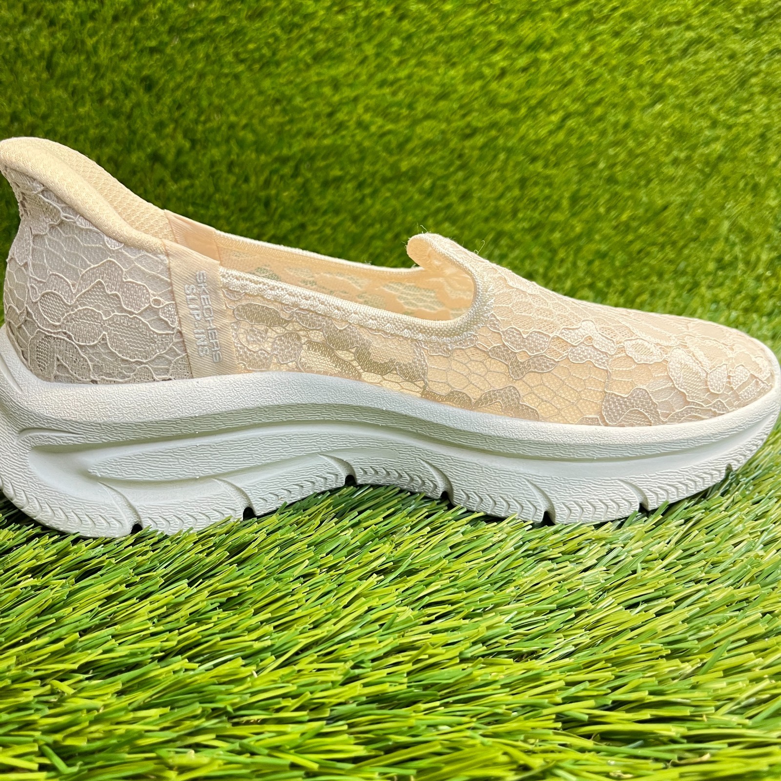 Skechers Slip-Ins Modern D’Lux Womens Size 5 Beige Casual Walking Slip On Shoes