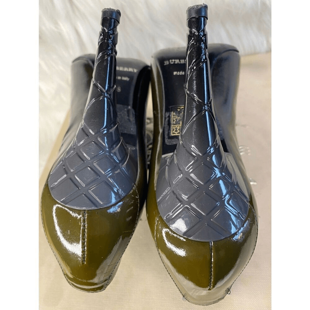 Burberry Patent Leather Lace-Up Heeled Booties. Vintage 2009. Authentic. Size 38