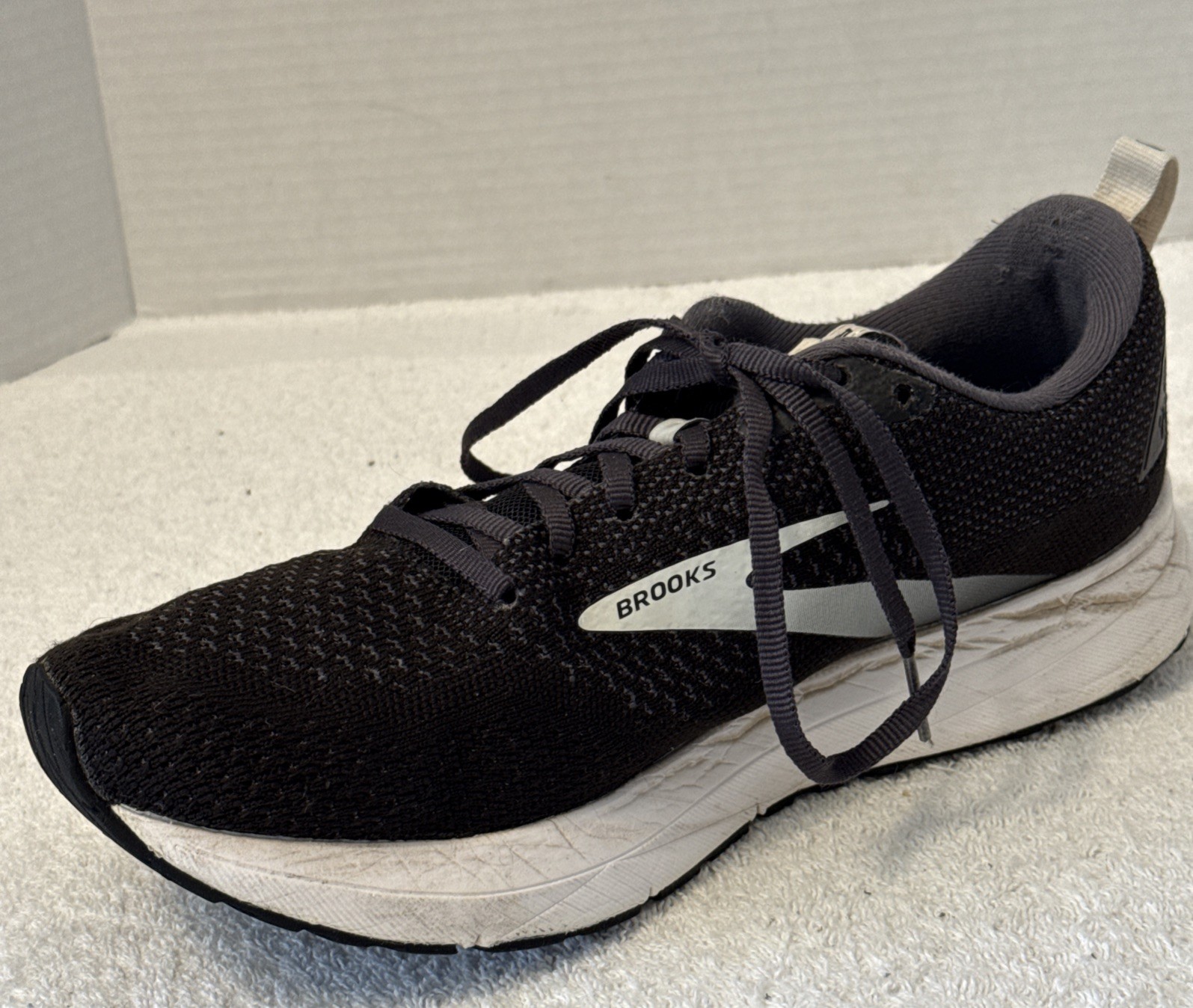 Brooks Womens Revel 4.0 Black/White Sneakers Size 10M 1203371B063