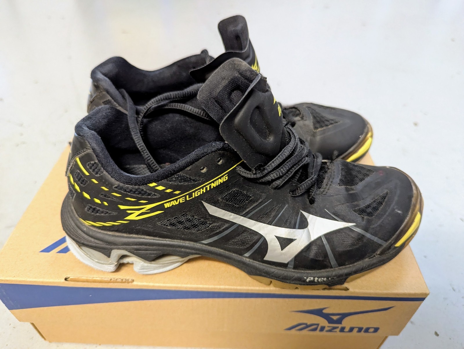 Mizuno Wave Lightning Z Black Silver Yellow Womens Traction Volleyball Shoes 6.5