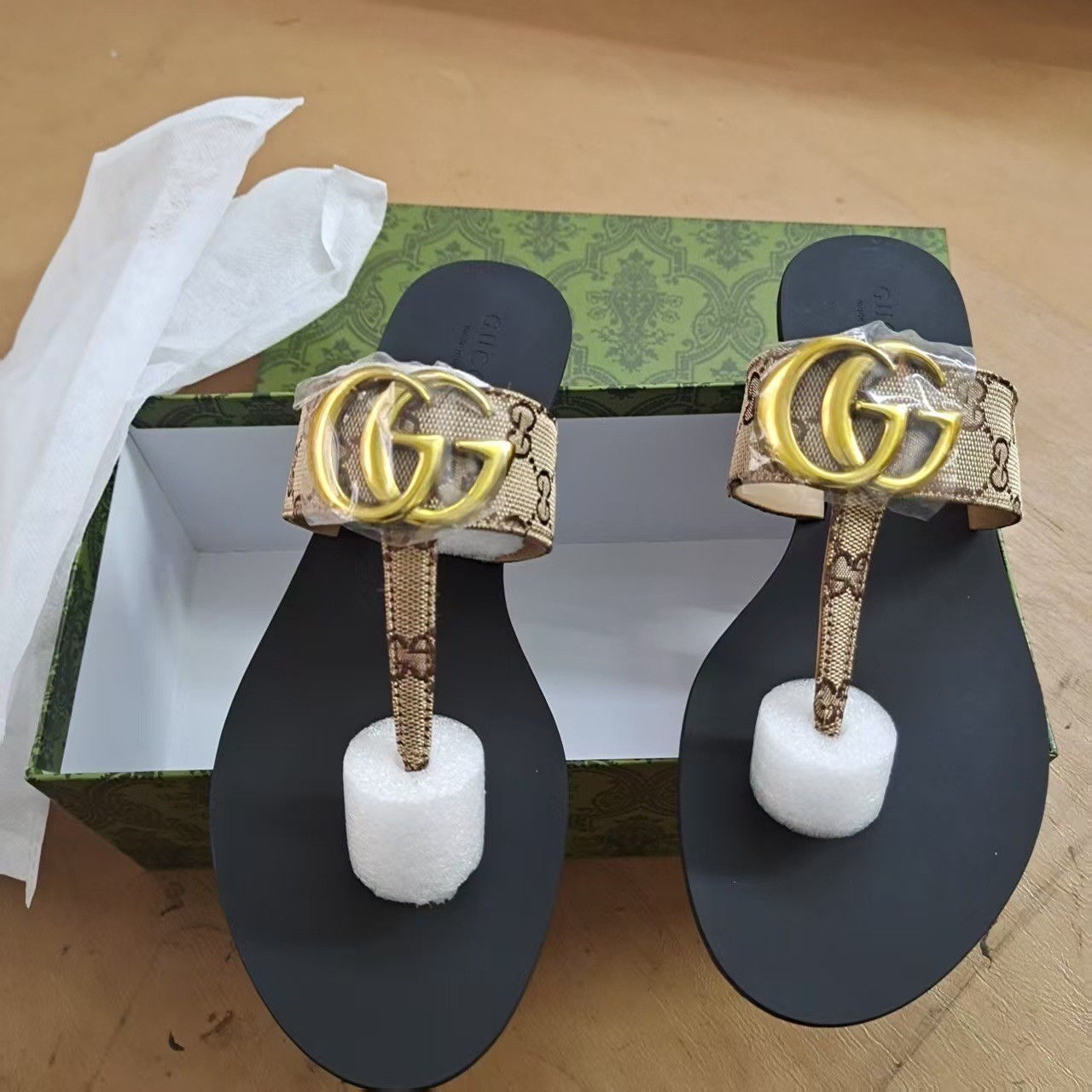 Gucci GG Marmont Thong Sandals Beige Leather Gold Logo Flip Flops Women 39