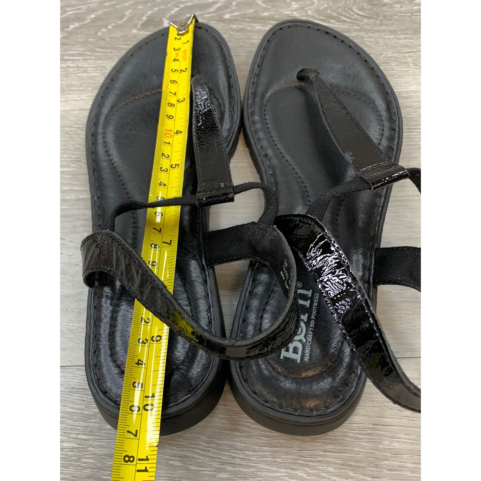 Born Women’s Sandals Black Leather T-Strap Comfort Flat 9 Casual Comfort Shoes