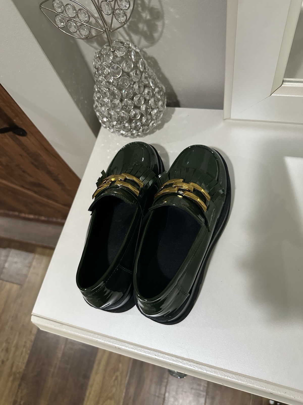 Women’s Green Leather Slip-On Loafer Flats, Gold Chain Accent, US 5.5 EU 36
