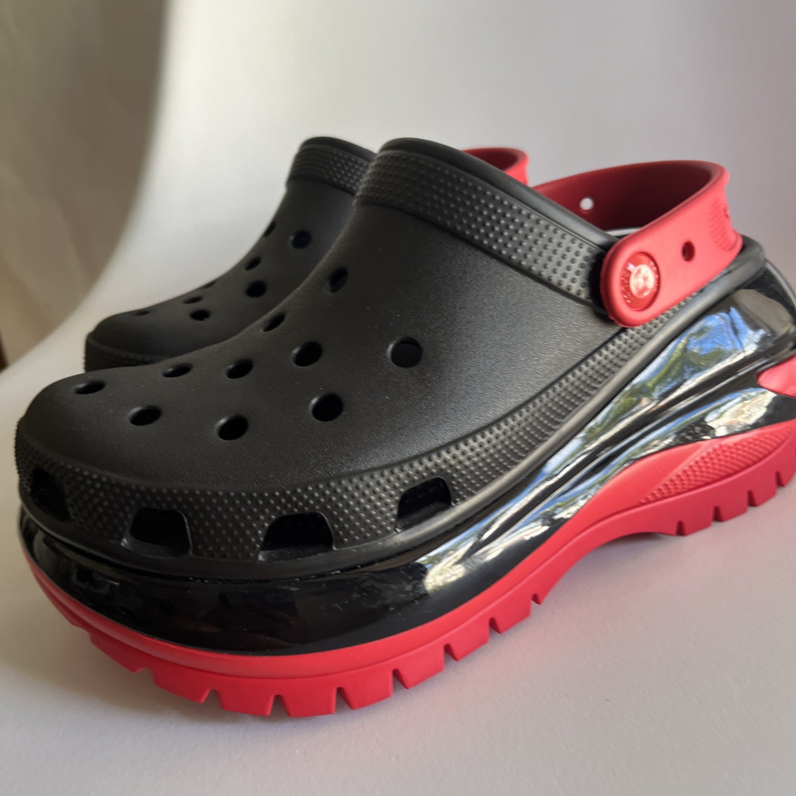 Crocs Mega Crush Clog black red womens Right W7 Left W8 mismatched pair adaptive