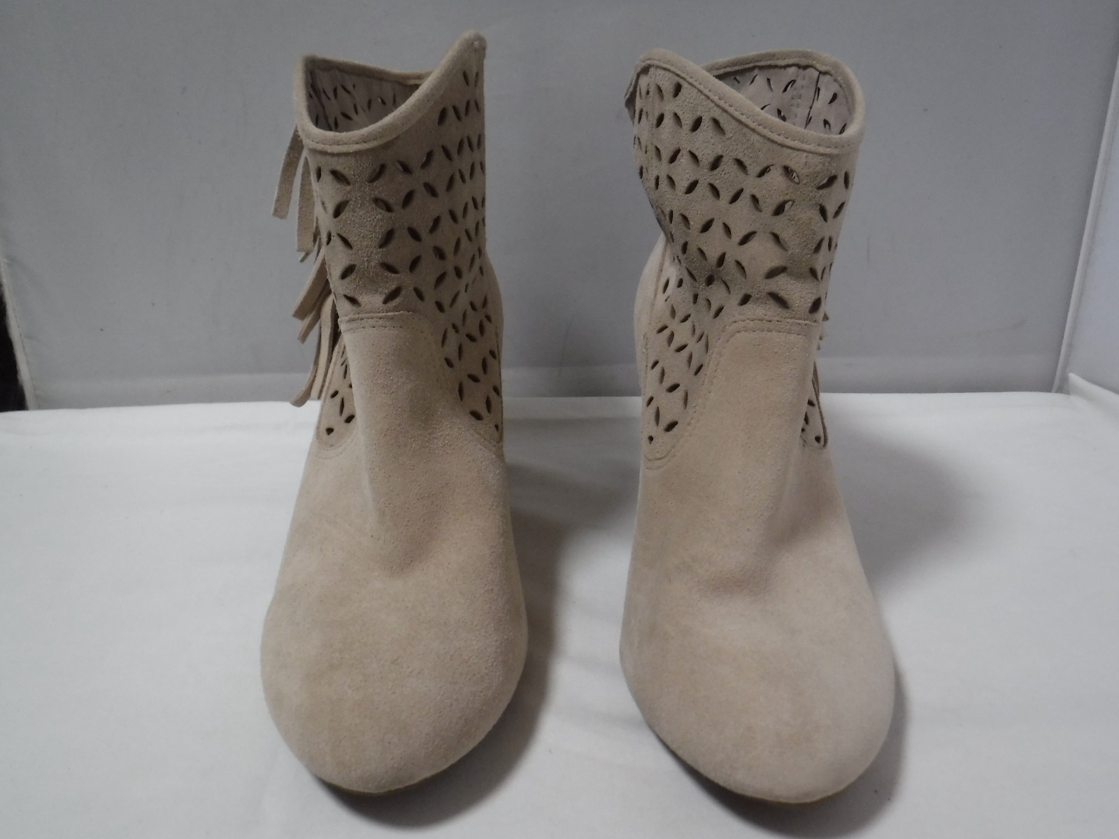 GA2 JESSICA SIMPSON Cut Out Leather Cream Ankle Fringed Chunky Heel Boots 9.5