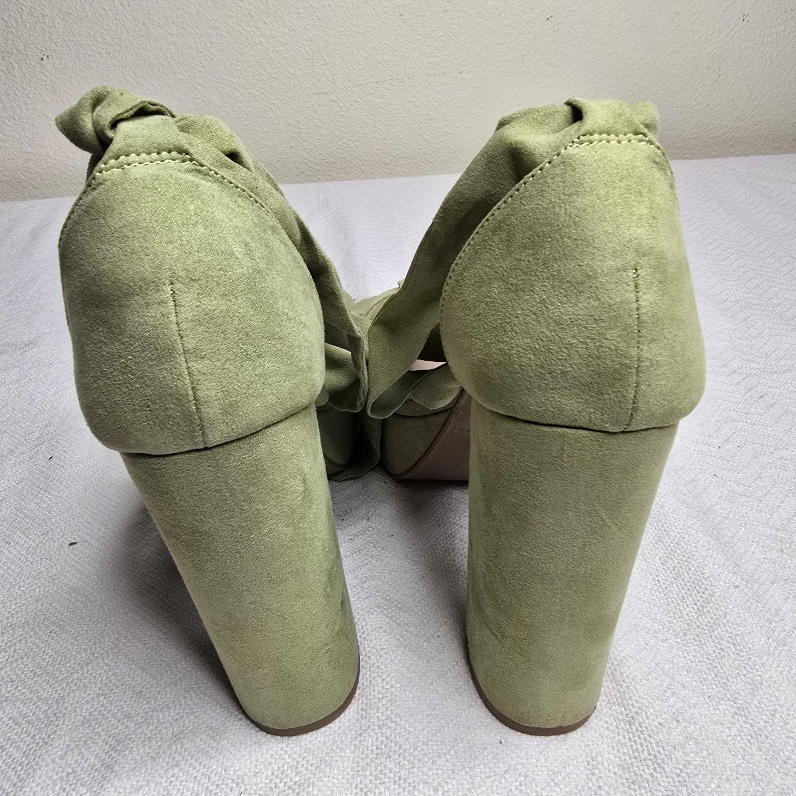 Wild Diva Lounge Olive Green Lace-Up Platform Heels – Women’s Size 10