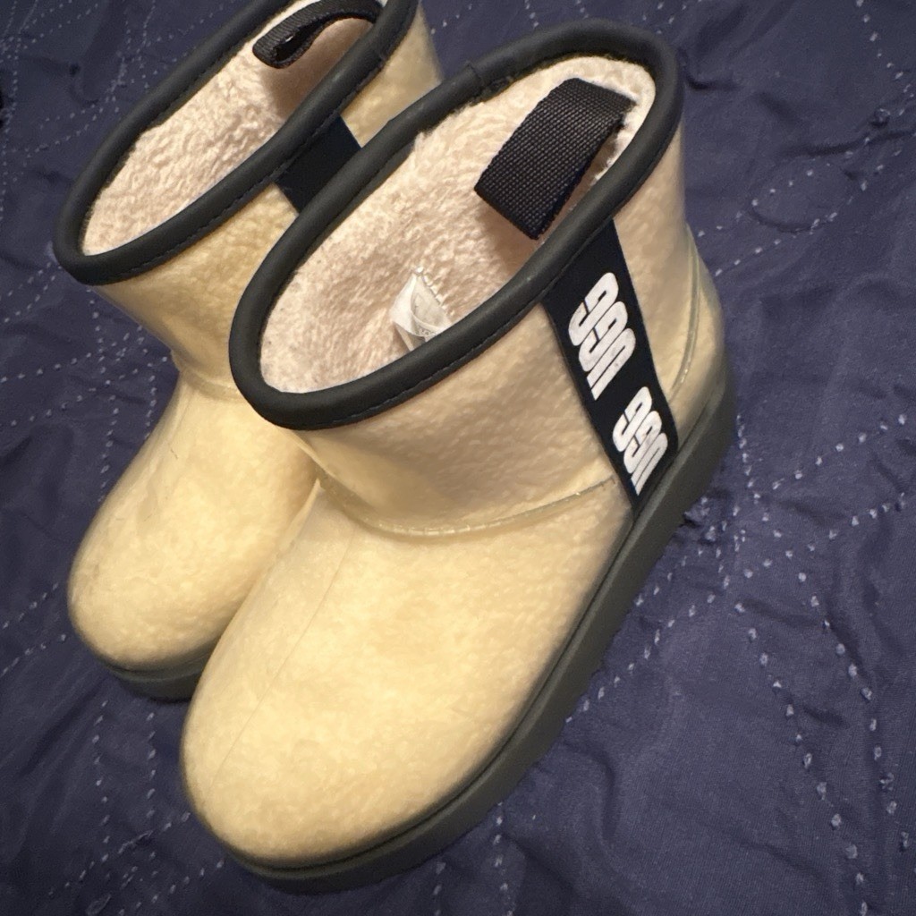 UGG kids US size 2 Beige Ankle Bootie Faux Fur Lined Slip-On Round Toe