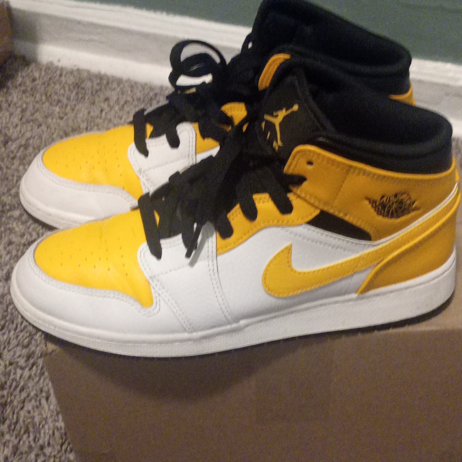 Nike Air Jordan 1 Mid SE GS Womens Size 6.5 University Gold White Black