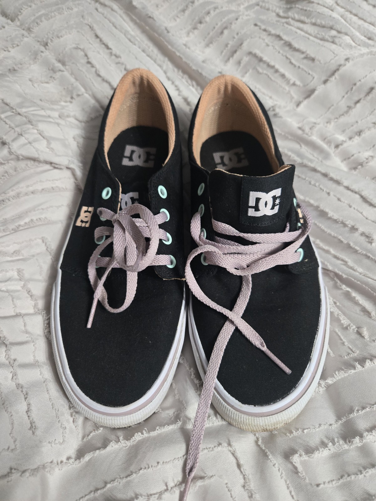 Worn Once! DC Shoes Canvas Low Top Skate Sneakers Black Pink Mint – Size 8.5