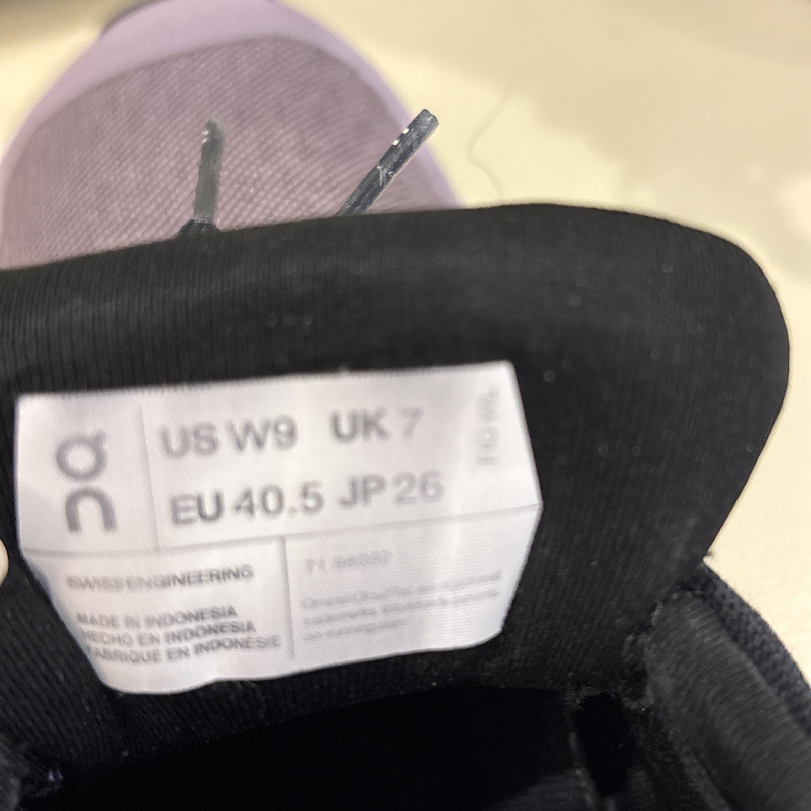 On Cloud/ Women’s Sz9 / Cloud Running Shoes / Lilac/black