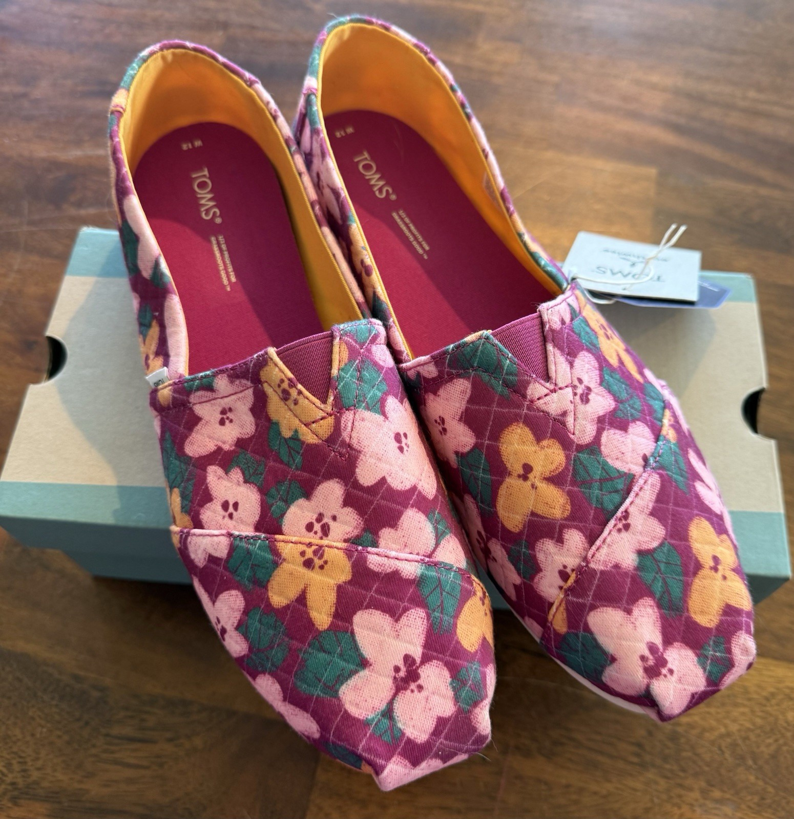Tom’s women’s Size 12 Quilted Knit Floral Shoes New