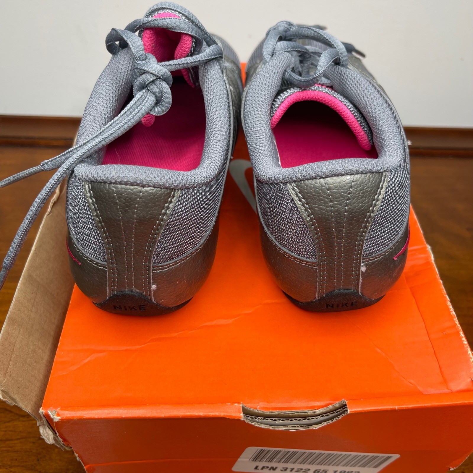 Nike Musique IV Cool Grey Vivid Pink Metallic Dance Running Shoes Womens 5