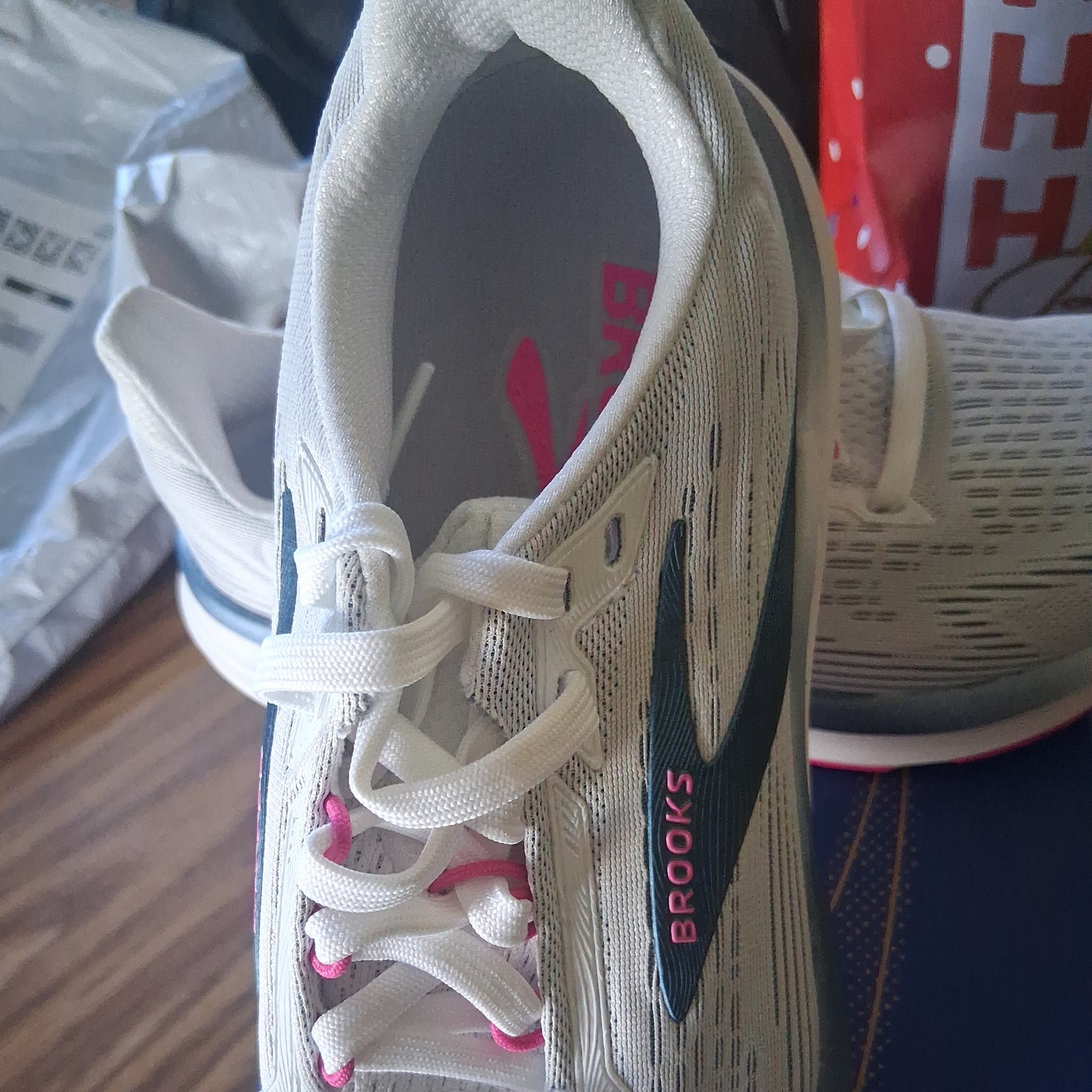 Brooks Revel 8 Womans Walk & Run Size 6.5 Brand New Never Worn.