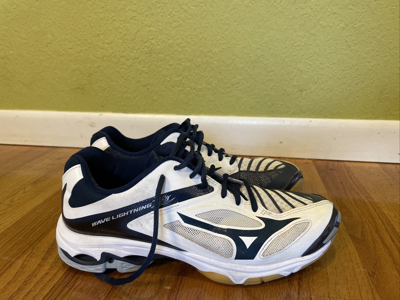 Mizuno Women’s Wave Lightning Z Volleyball Shoes Blue White US Womens Size 10