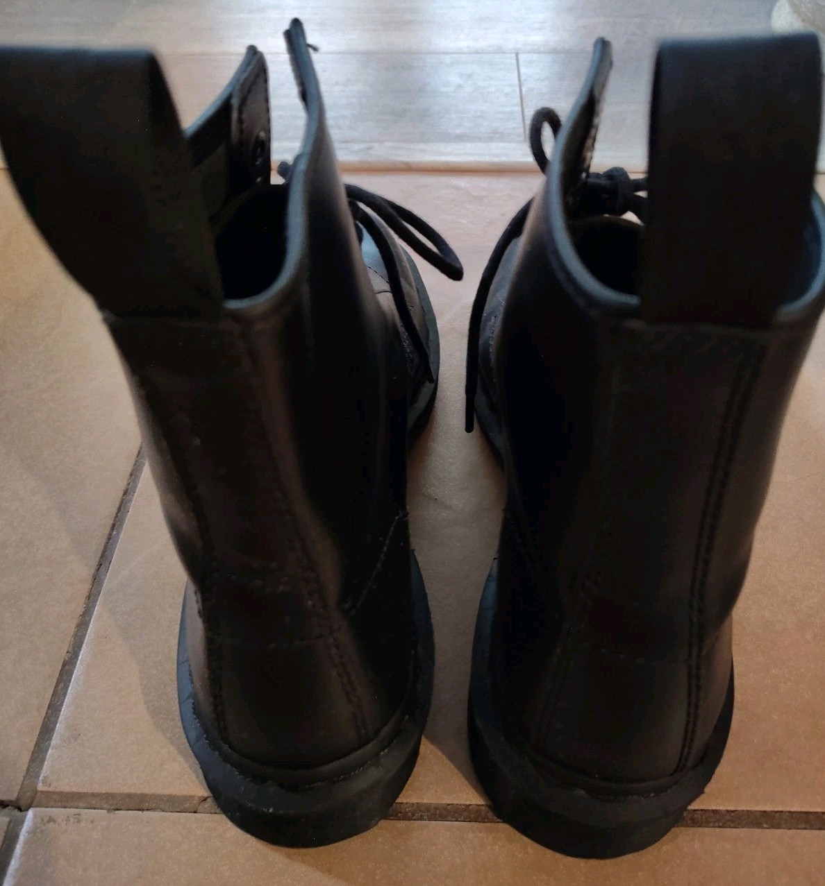 Dr. Martens 1460 Mono Women’s Size 9 Black Smooth Leather Boots Mens Size 8 EUC
